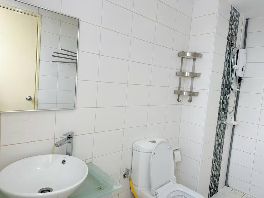 Apartment Jb Sunset Paradigm Sutera & Utm Wifi 4pax *