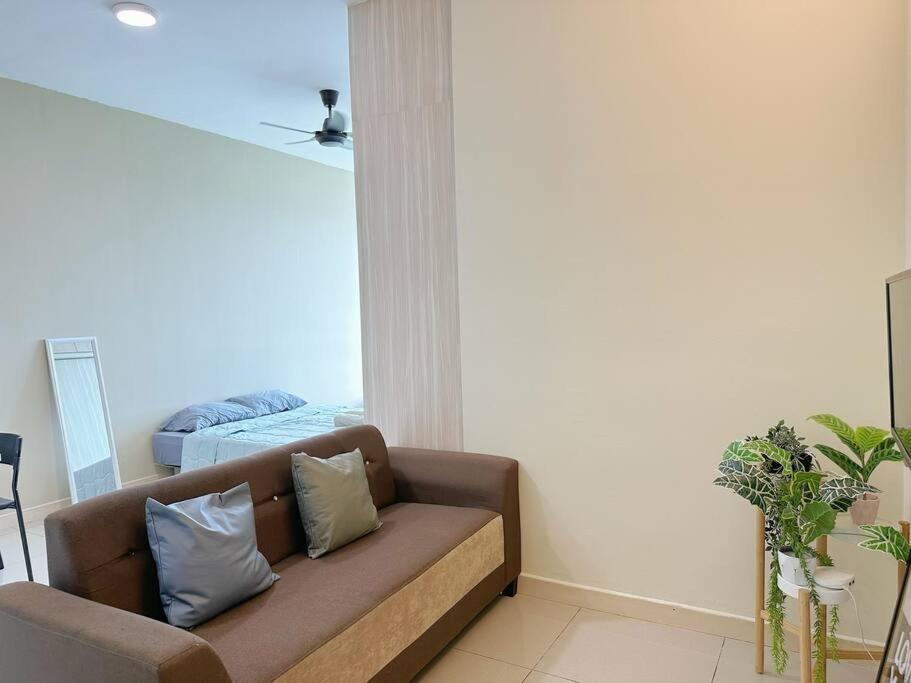 Jb Sunset Paradigm Sutera & Utm Wifi 4pax * Johor Bahru