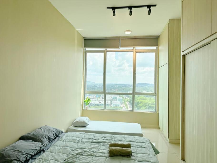Jb Sunset Paradigm Sutera & Utm Wifi 4pax Johor Bahru